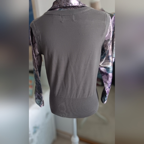 Once 1 Again~Vintage 90's Gray V-neck Sweater Floral Silky Shirt - Picture 8 of 10